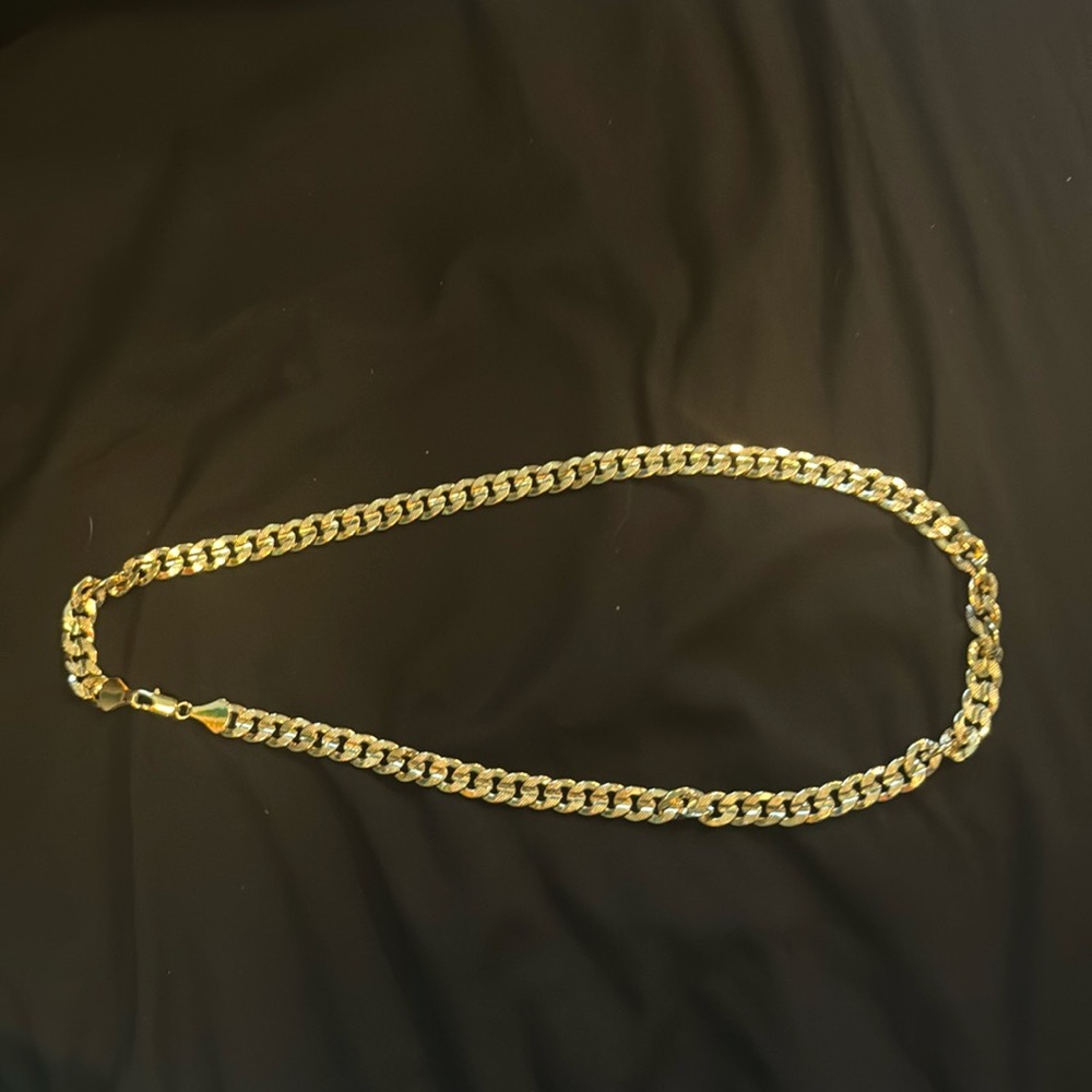 18k Yellow Gold Necklace, Unsure of brand (i've had it for awhile) Around 20in